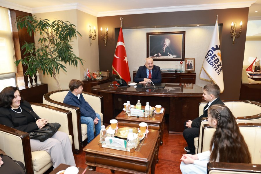 Başkan Büyükgöz Koltuğunu Minik Başkan’a Devretti