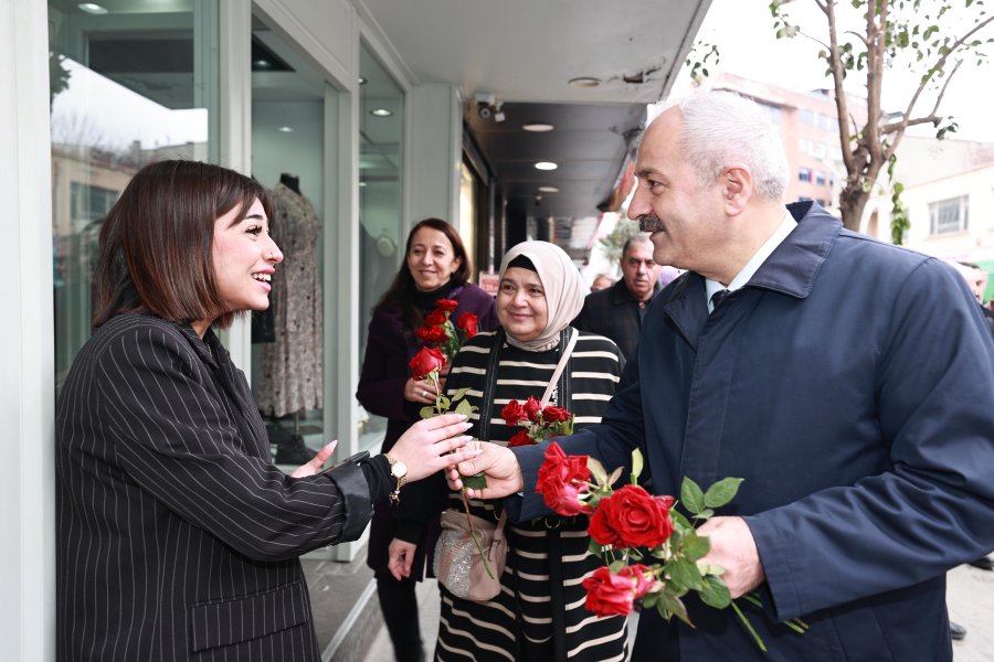 Başkan Adayı Büyükgöz’den Gebzelilere Çiçek Takdimi 