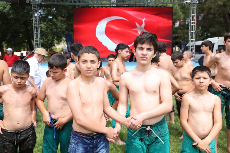 Tarihi Hünkar Çayırı Yağlı Güreşlerinde  Altın Kemer Ali Gürbüz’ün