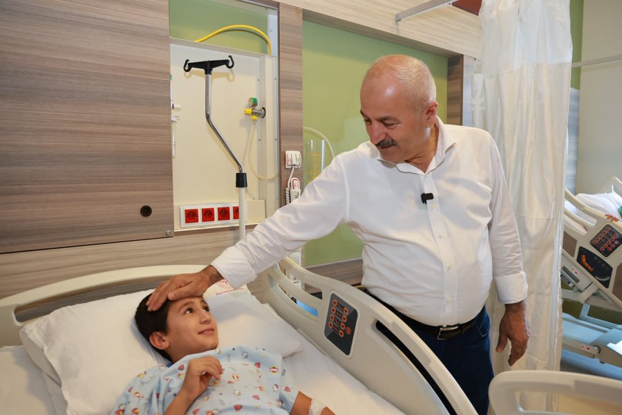 Başkan Büyükgöz'den Sünnet Çocuklarına Moral Ziyareti