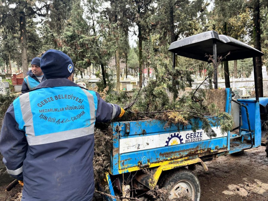 Gebze’de Bayram Öncesi Mezarlıklarda Bakım Çalışmaları Hızlandı