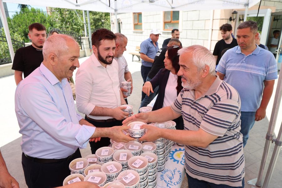 Başkanlar Cuma Namazı Sonrası Vatandaşa Aşure Dağıttı