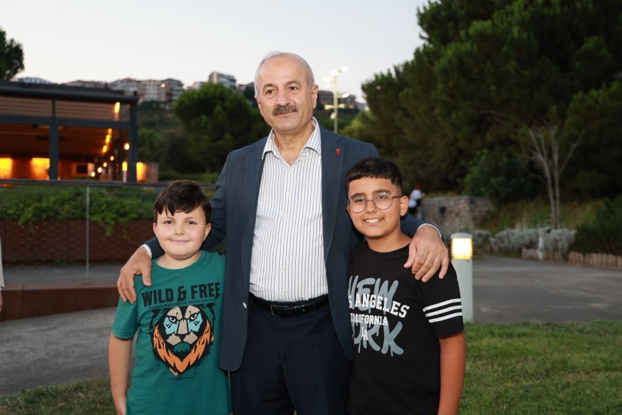 Başkan Büyükgöz, Eskihisar Millet Bahçesi ve Botanik Parkı'nda Vatandaşlarla Bir Araya Geldi
