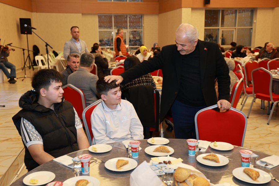 Gebze’de Mevsim Ramazan Kapsamında Yetim ve Öksüz Çocuklara İftar 
