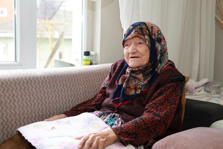 Başkan Büyükgöz’den 100 Yaşındaki Hesna Karaca Teyzeye Ziyaret