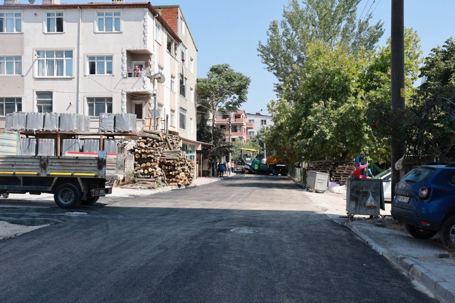 Başkan Büyükgöz, İstasyon Mahallesi'nde Devam Eden Asfalt Çalışmalarını Yerinde İnceledi