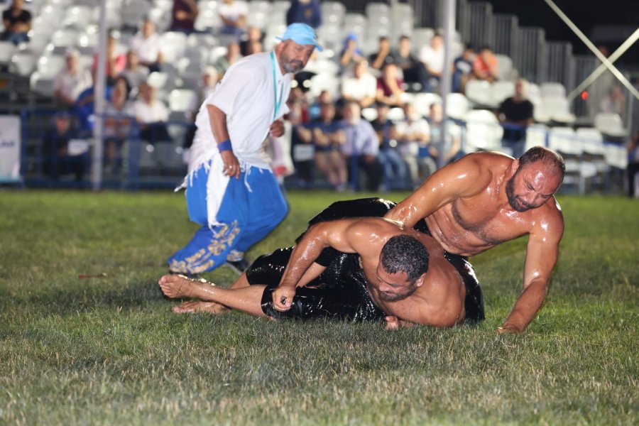 Tarihi Hünkar Çayırı Yağlı Güreşlerinde  Altın Kemer Ali Gürbüz’ün