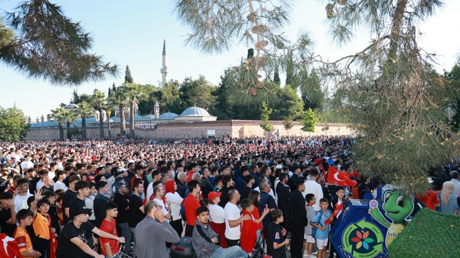 Bizim Çocuklar’ın Maçı Kent Meydanı’nda İzlendi
