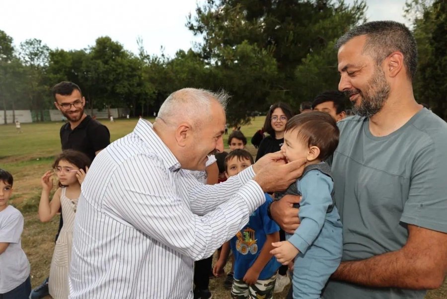 Başkan Büyükgöz mesai arkadaşlarını piknikte ağırladı