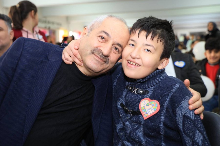 Başkan Büyükgöz ve Protokol  Özel Çocukların Yanında