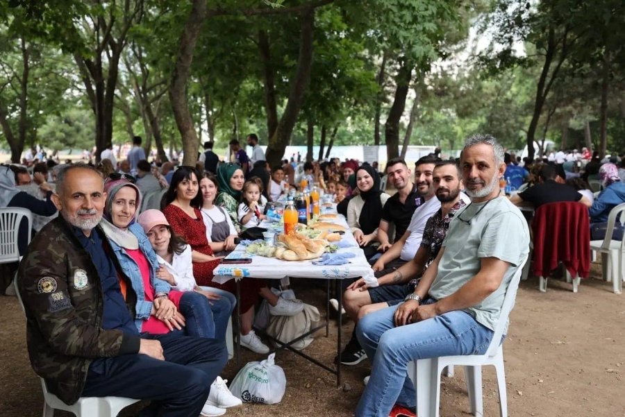 Başkan Büyükgöz mesai arkadaşlarını piknikte ağırladı