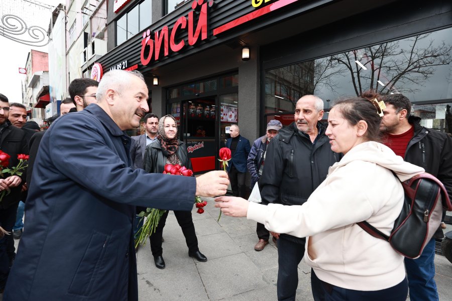 Başkan Adayı Büyükgöz’den Gebzelilere Çiçek Takdimi 
