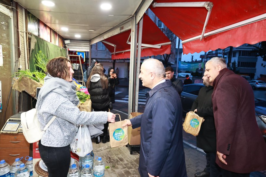 Cumhur İttifakı Adayı Büyükgöz’den İşe Giden Vatandaşlara İkram