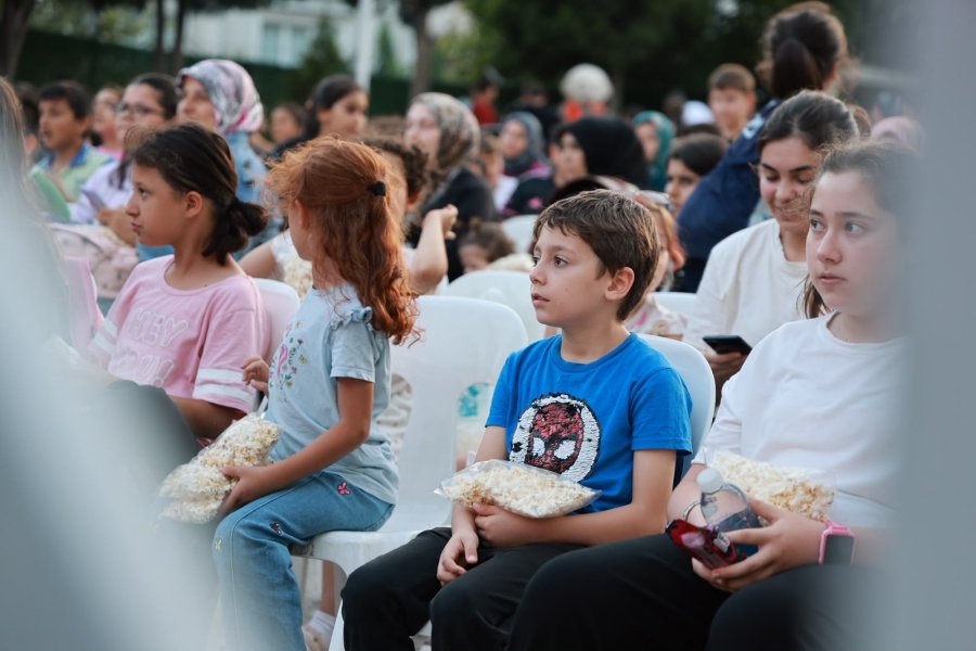 Mahallemde Sinema Var Tam Gaz Devam Ediyor