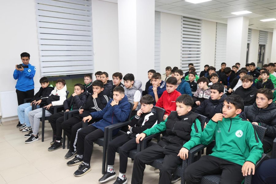 Başkan Büyükgöz Beylikbağısporun Genç Futbolcularıyla Buluştu