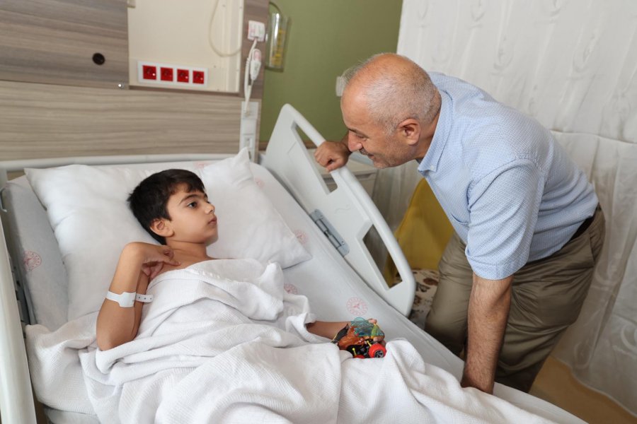 Başkan Büyükgöz’den Sünnet Olan Miniklere Moral Ziyareti