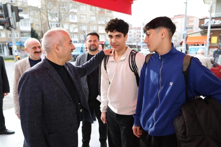 Başkan Adayı Büyükgöz, Şehit  Numan Dede Caddesi’ni Gezdi