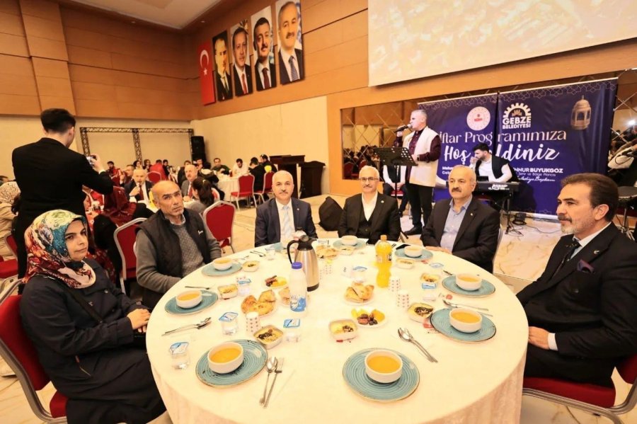 Kaymakam Özyiğit ve Başkan Büyükgöz  Depremzedeleri İftarda Ağırladı 