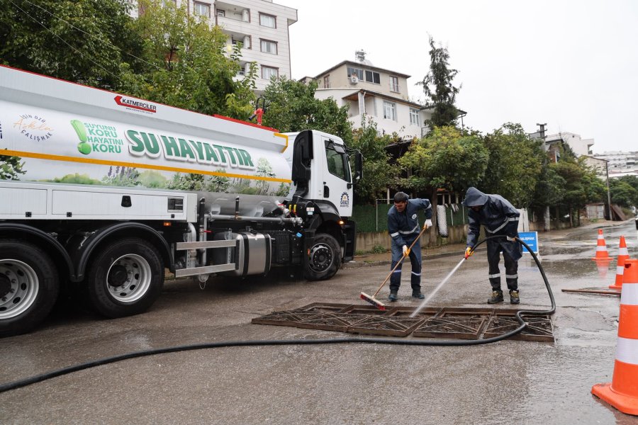 Gebze Belediyesi Ekiplerinden Sağanak Mesaisi