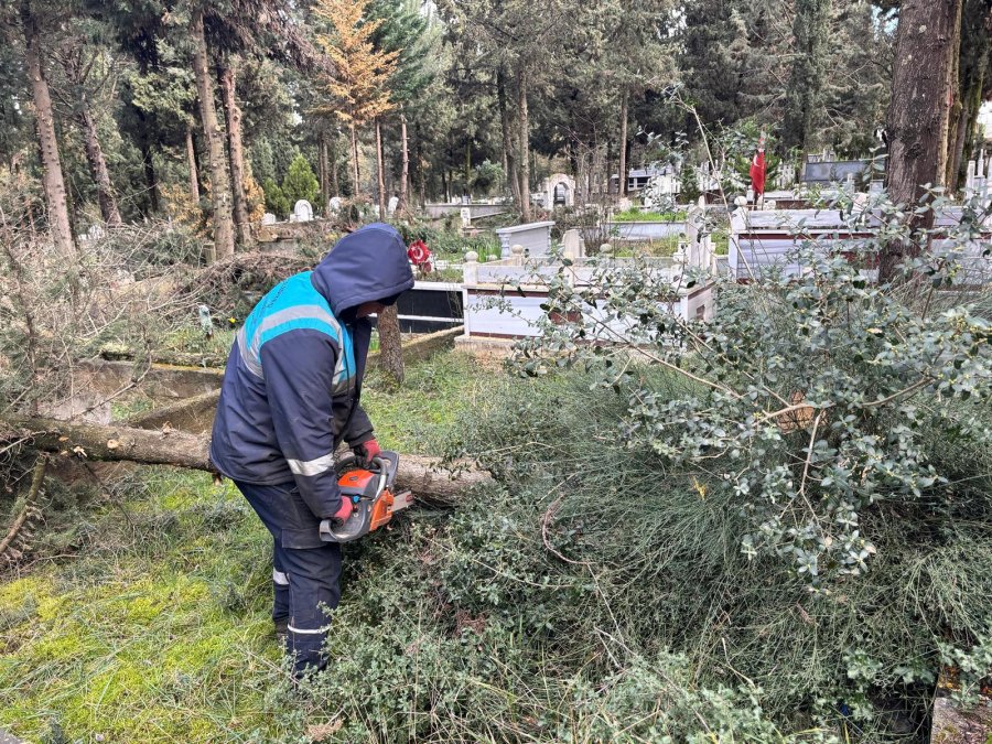 Gebze’de Bayram Öncesi Mezarlıklarda Bakım Çalışmaları Hızlandı