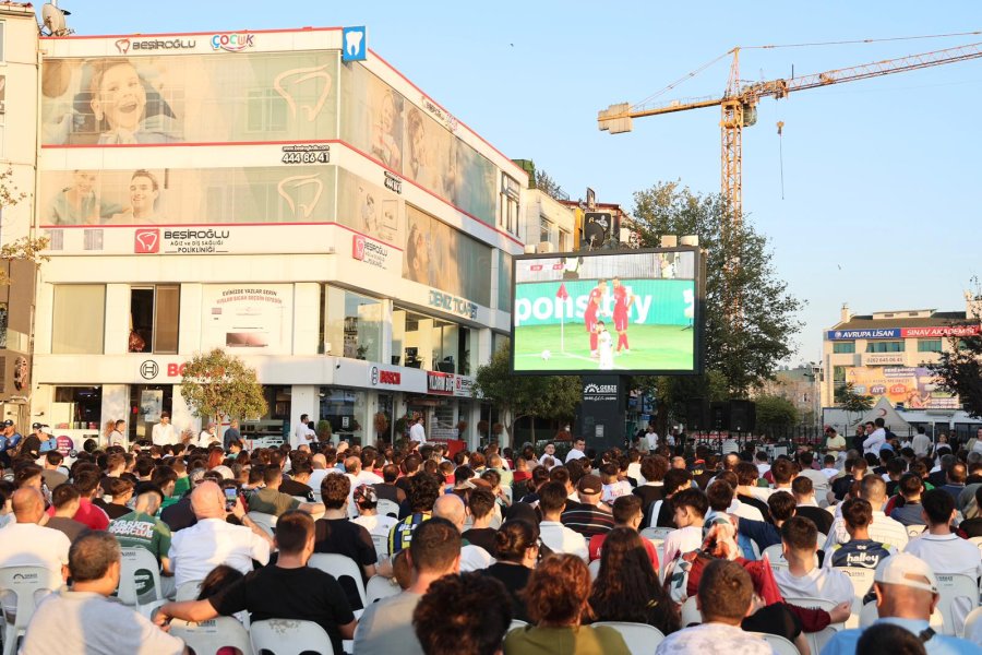 Gebze Kent Meydanı’nda Milli Maç Coşkusu