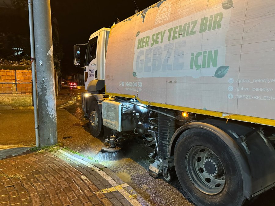 Gebze’de Semt Pazarları Sonrası Temizlik Çalışmaları Sürüyor