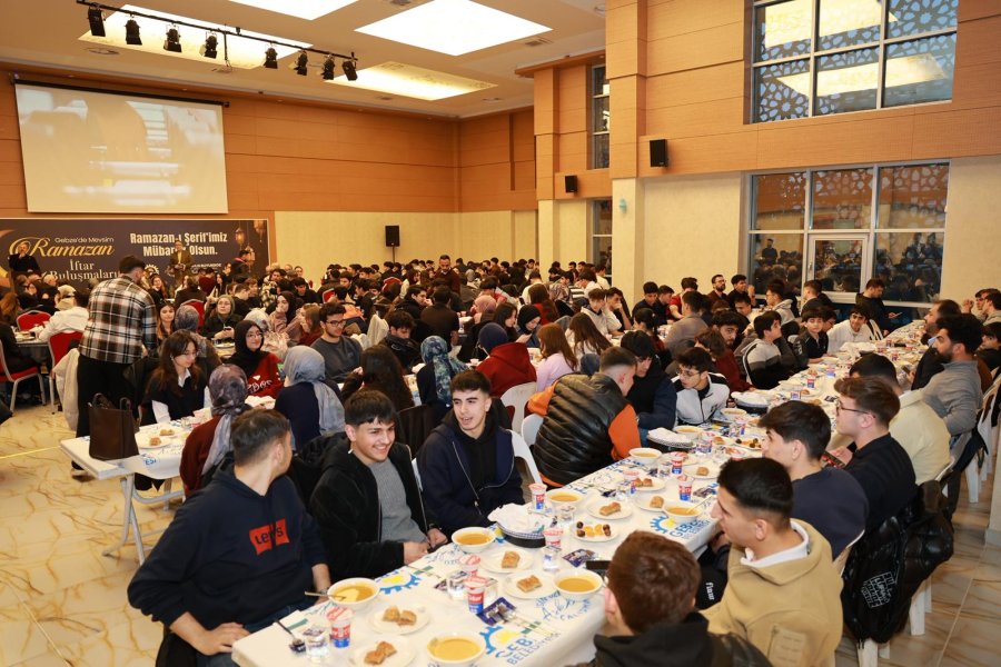 BAŞKAN BÜYÜKGÖZ, İFTAR SOFRASINDA GENÇLERLE BİR ARAYA GELDİ