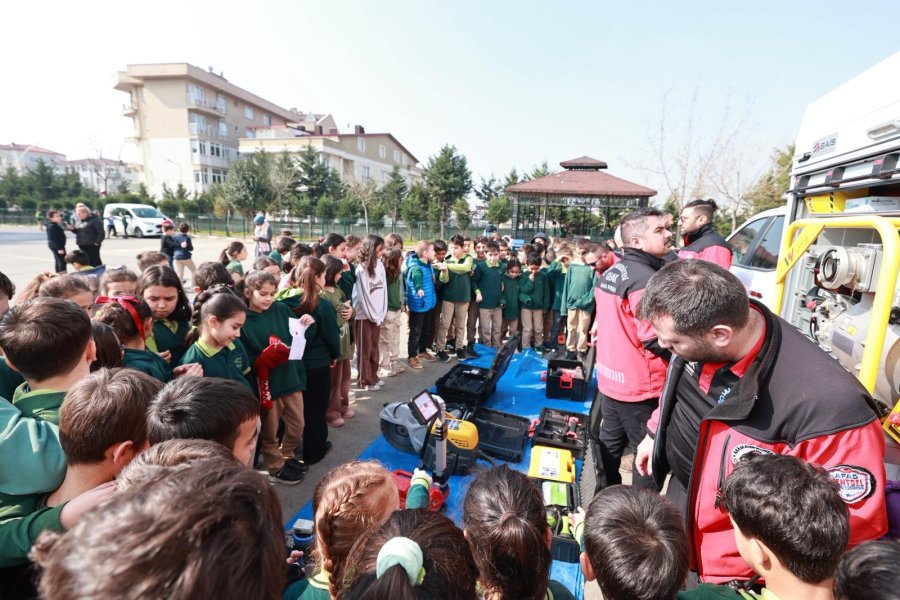 GEAK’tan İlkokul Öğrencilerine Deprem Tatbikatı
