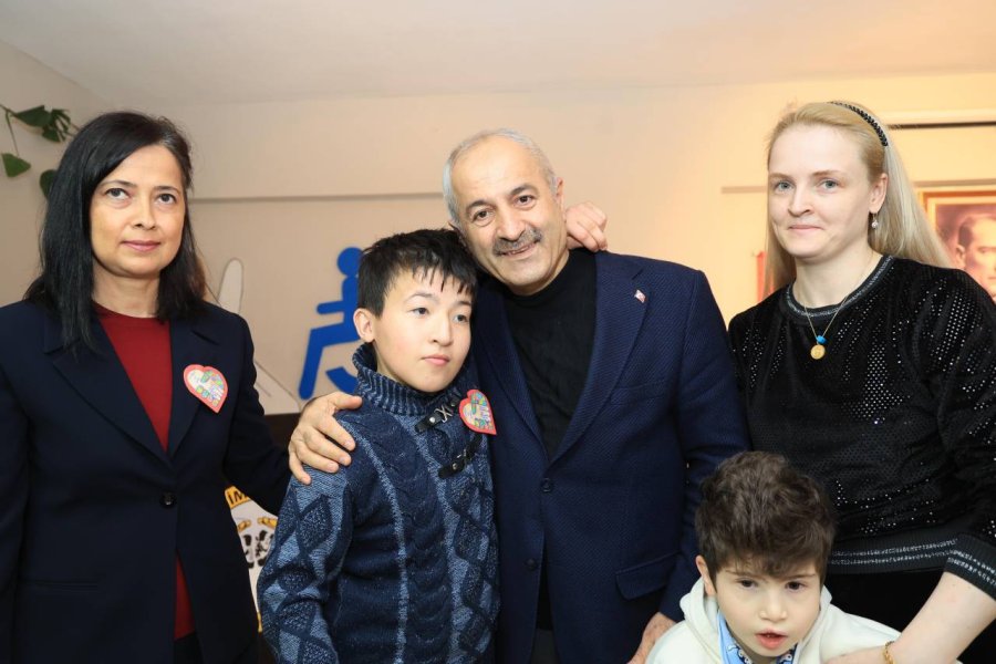 Başkan Büyükgöz ve Protokol  Özel Çocukların Yanında