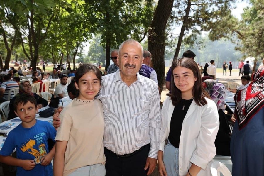 Başkan Büyükgöz mesai arkadaşlarını piknikte ağırladı