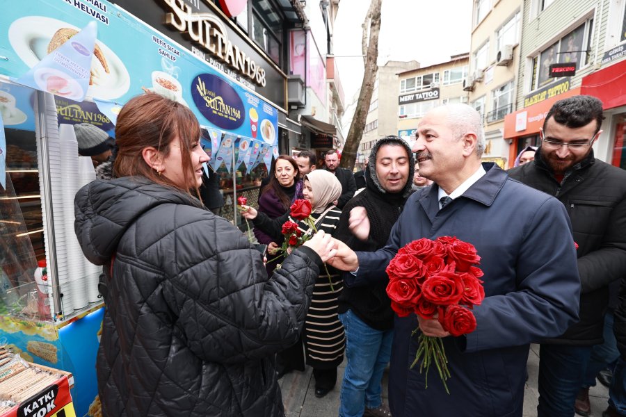 Başkan Adayı Büyükgöz’den Gebzelilere Çiçek Takdimi 