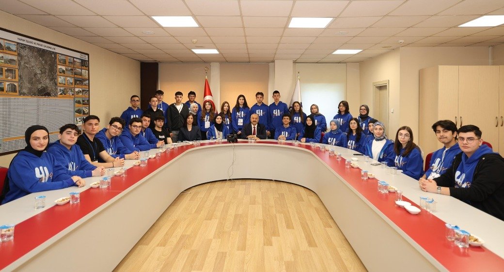 41 Genç’i başarılı öğrencileri Başkan Büyükgöz’e konuk oldu