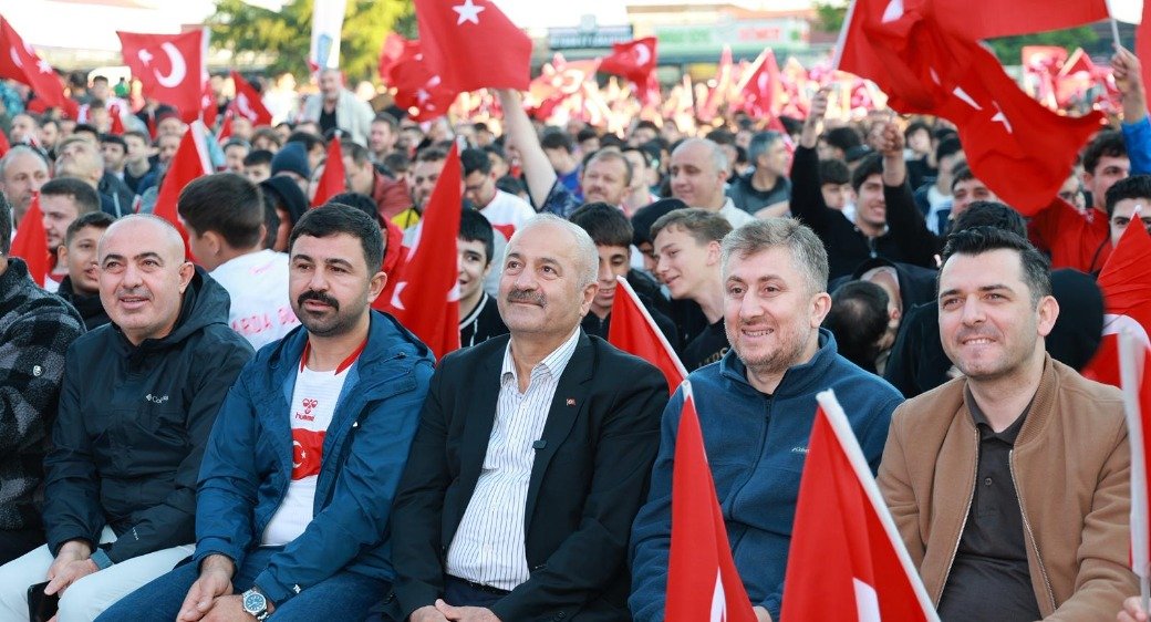 Bizim Çocuklar’ın Maçı Kent Meydanı’nda İzlendi